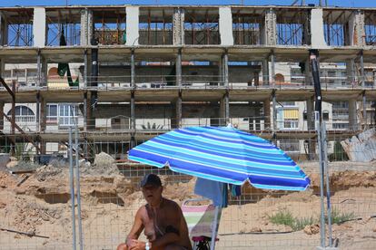 Un bañista ante las ruinas del hotel de Arenales del Sol, que será demolido.