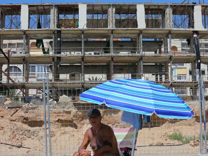 Un bañista ante las ruinas del hotel de Arenales del Sol, que será demolido.