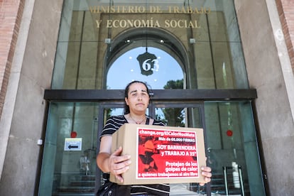 Elvira Gómez protesta por unas condiciones laborales que la dejan indefensa ante las altas temperaturas, este jueves en Madrid.