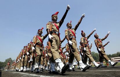 Los nuevos agentes de policía del departamento de Madhya Pradesh participan en un ensayo final del desfile de su graduación, en Bhopal (India).