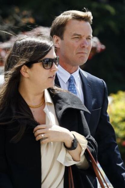 El exsenador John Edwards con su hija Cate, a la salida de los juzgados de Greensboro.