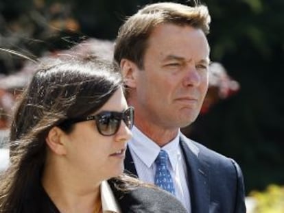 El exsenador John Edwards con su hija Cate, a la salida de los juzgados de Greensboro.