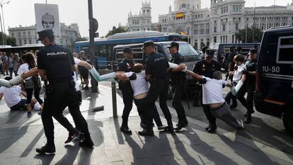 Los activistas son retirados de la calle Alcalá por la policía.