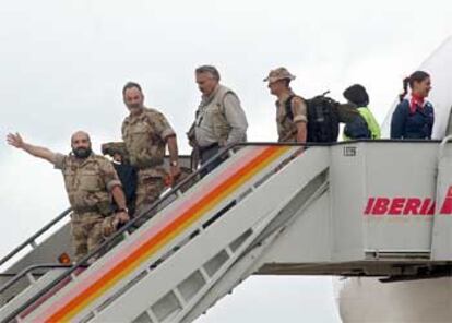 Unos se van y otros vuelven. Unos 60 militares, pertenecientes al Elemento de Apoyo Logístico (INSE II) desplegado en Diwaniya, aterrizaron el 30 de marzo en el aeropuerto de Villanubla, en Valladolid. Todos ellos llevaban en Irak desde diciembre y ahora regresan a casa.