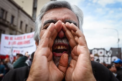 Un hombre grita arengas durante la protesta.