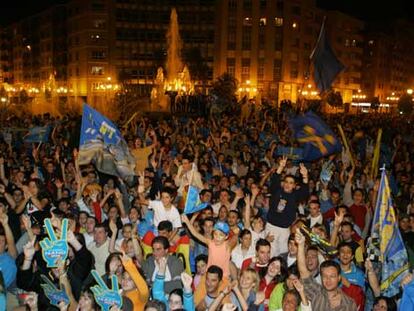 Miles de personas festejan el éxito de Alonso en la plaza de América de Oviedo.