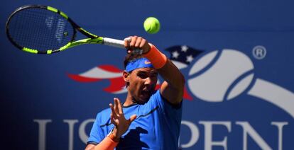 Nadal golpea la bola en el partido contra Istomin.