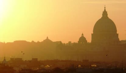 La luz del atardecer baña el centro de Roma, dominado por el perfil de la cúpula de San Pedro