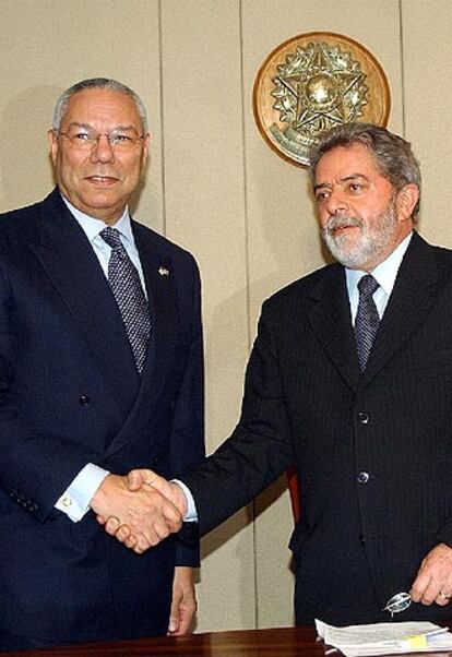 Colin Powell y Lula da Silva (derecha), ayer, en Brasilia.