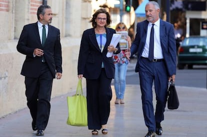 Alicia de Miguel, acompañada por sus abogados, antes de entrar al TSJ.