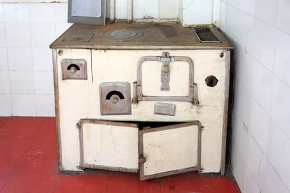 Los fogones y horno original de la cocina.