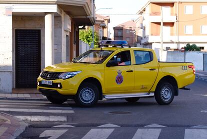 Un vehículo de Protección Civil circula por las calles de la localidad de Íscar.