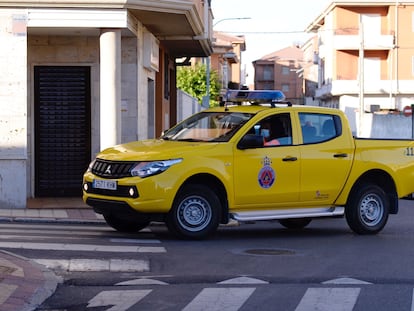 Un vehículo de Protección Civil circula por las calles de la localidad de Íscar.