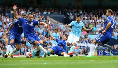 Ag&uuml;ero marca el primero del City al Chelsea.