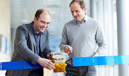 José Ángel Ávila (left) and Laurent Lestarquit with a model of Galileo.