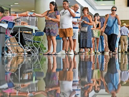 Colas para ejercer el voto en el Institut del Teatre este domingo.