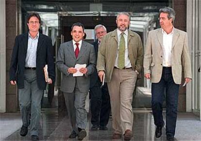 Rafael Simancas y Fausto Fernández, flanqueados por los secretarios regionales de UGT y CC OO.