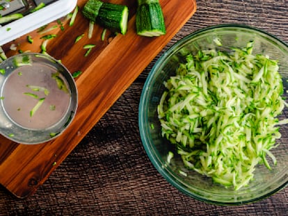 Con las mandolinas de cocina se pueden trocear todo tipo de verduras de manera sencilla y rápida. GETTY IMAGES.