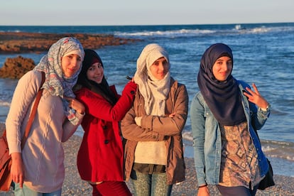 Estas jóvenes posan desinhibidas y con simpatía en la playa de Harhoura, al Sur de Rabat. Se trataba de un día ventoso y frío en pleno invierno. La manera en que visten el velo, o hiyab, con mucho estilo, se corresponde más con un concepto de moda que con un precepto meramente religioso o, aún menos, político.