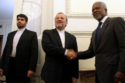 El secretario general de la ONU, Kofi Annan (derecha), saluda al ministro de Exteriores iraní, Manuchehr Mottaki, ayer en Teherán.