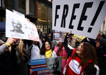 Manifestación frente al Tribunal Penal Central de Londres para celebrar la decisión de la justicia británica de rechazar la extradición de Assange a Estados Unidos, este lunes.