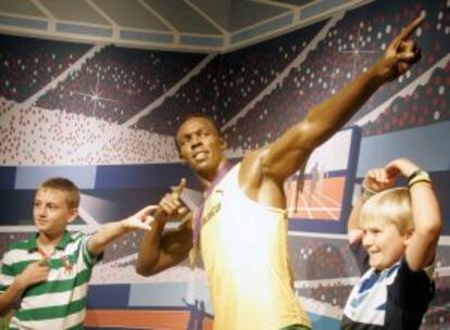 Niños junto a la escultura del atleta Usain Bolt en el museo de cera Madame Tussauds de Londres.