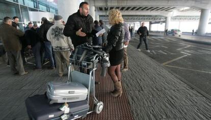 Turistas desorientados a su llegada al aeropuerto de Alicante-Elche.