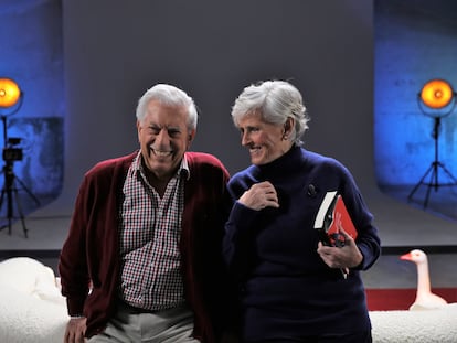 Mario Vargas Llosa y Mercedes Milá durante la grabación del programa de 'Milá vs Milá' que se emite este lunes.