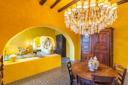 Jarrones de mayólica, lámparas y muebles de anticuario son una constante en las habitaciones, muchas de las cuales conservan las vigas originales como elemento decorativo.