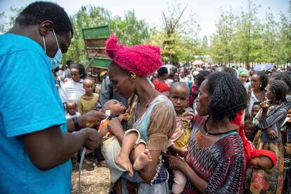 Un trabajador de Unicef mide a un niño con malnutrición en la región etíope de Tigray.