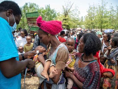 Un trabajador de Unicef mide a un niño con malnutrición en la región etíope de Tigray.