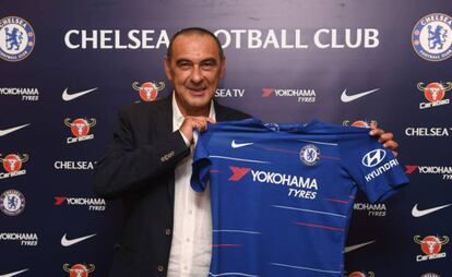 Sarri posa con la camiseta del Chelsea