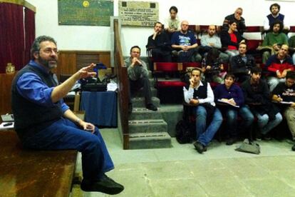 Warren Spector, mientras da una charla a estudiantes en el Colegio de Médicos de Madrid.