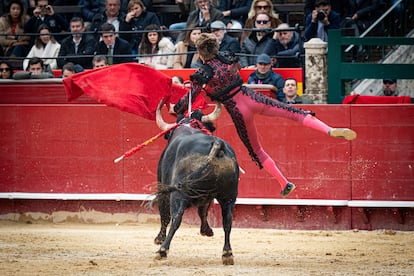 Un instante de la dramática cogida que sufrió Borja Jiménez al entrar a matar a su primer toro.