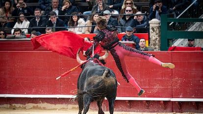 Un instante de la dramática cogida que sufrió Borja Jiménez al entrar a matar a su primer toro.