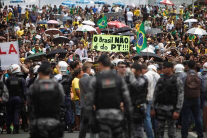 Policía militar monta guardía frente a los manifestantes antigubernamentales frente al placio Planalto, en Brasilia.