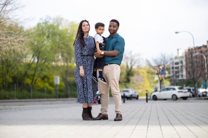 Marta Ruiz y Bruno Teixeira junto a su hijo Lucas, a quien le están buscando colegio para el curso que viene, el jueves 21 de marzo, en Madrid.