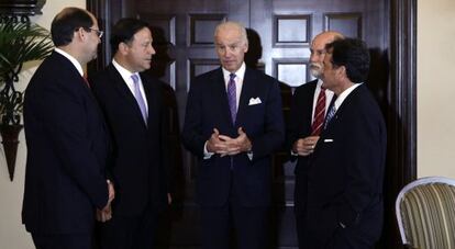 El vicepresidente de EE UU, Joseph Biden y el embajador de EE UU en Panam&aacute;, durante un encuentro el martes en Ciudad de Panam&aacute;. 