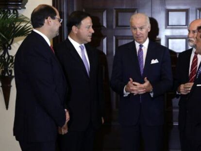 El vicepresidente de EE UU, Joseph Biden y el embajador de EE UU en Panamá, durante un encuentro el martes en Ciudad de Panamá.