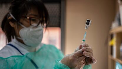 Una enfermera prepara una vacuna de Pfizer, este martes en Leganés.