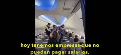 Los pasajeros de un vuelo de Aerolíneas Argentinas escuchan el mensaje del sindicato de los pilotos.