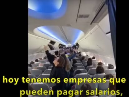 Los pasajeros de un vuelo de Aerolíneas Argentinas escuchan el mensaje del sindicato de los pilotos. 