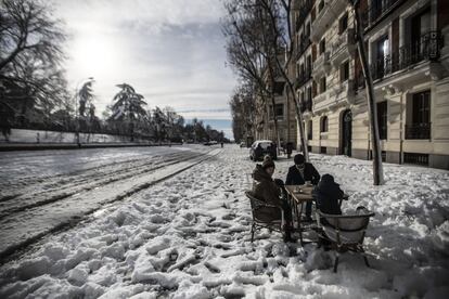 Tres personas en una terraza de la calle Alfonso XII, este domingo en Madrid.