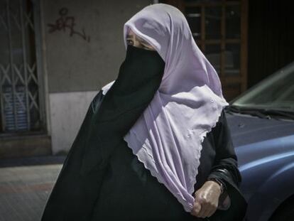 Una mujer vestida con un 'niqab' en las calles de Reus.