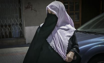 Una dona vestida amb un nicab als carrers de Reus.