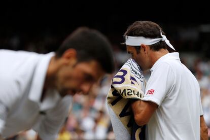 Djokovic y Federer, en un descanso del partido.