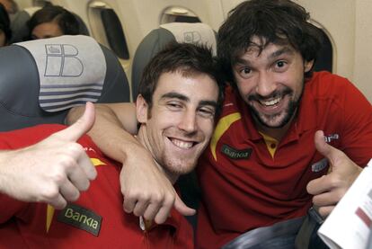 Víctor Claver  y Llull celebran la victoria en el avión de vuelta