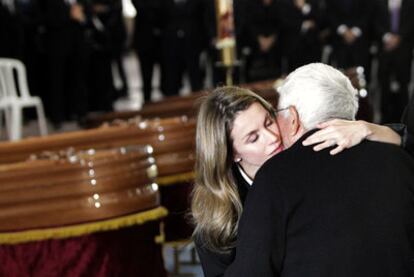 La princesa Letizia abraza a uno de los familiares de las víctimas del terremoto de Lorca, ayer durante el funeral.