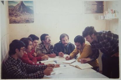 Antonio Chapero junto a sus compañeros presos políticos, en una de las celdas de la cárcel de Carabanchel.