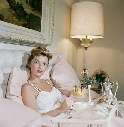 Slim Aarons fotografió a la cantante Julie London desayunando en la cama del Beverly Hills Hotel.